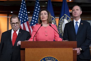美國眾議院長佩洛西（中）表示出現更多新證據，證明特朗普借助外國勢力，打擊政治對手。（圖源：AP）
