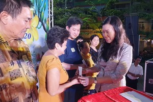 市越南祖國陣線委員會副主席趙麗慶（右）贈送禮物給貧戶。