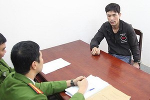 警方向嫌犯羅廷亥錄取口供。（圖源：名國）