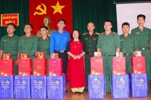 郡領導向完成軍事義務的士兵贈送禮物。