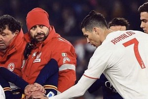 C羅安慰受傷的對手。（圖源：互聯網）