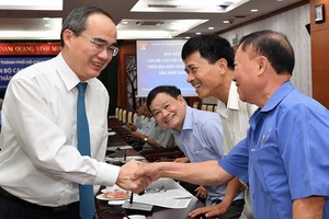 市委書記阮善仁與各退休高級幹部交流。（圖源：越勇）