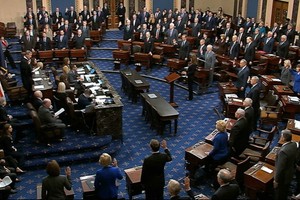 當地時間16日，隨著美國聯邦最高法院首席大法官羅伯茨及所有在場國會參議員先後宣誓。（圖源：視頻截圖）