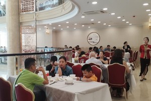 食客週末在愛華聚餐。