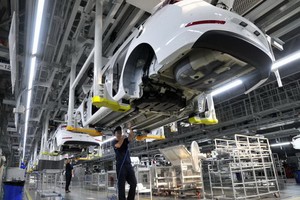 工人在工廠總裝車間生產線上工作。（圖源：互聯網）