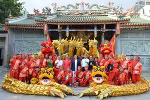 仁義堂到廟宇拜神靈。