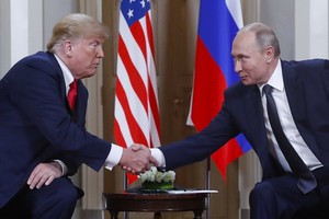 美國總統特朗普（左）與俄羅斯總統普京握手致意。（示意圖源：互聯網）