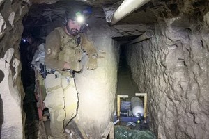 調查人員發現的偷渡地道。（圖源：路透社）