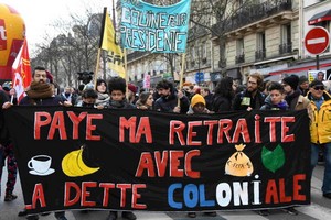 當地時間29日，法國10萬人繼續走上街頭，堅持抗議遊行，響應罷工，反對政府推動的退休制度改革。（圖源：互聯網）