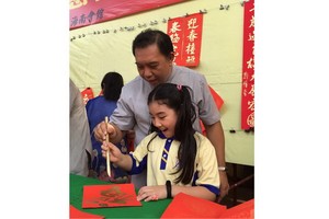 隨父親迎春揮筆 「小書法家」林珈慧