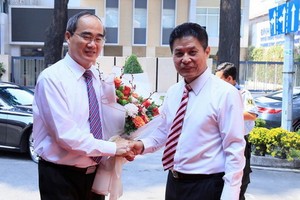 市委書記阮善仁向Vietravel公司賀年。（圖源：PLO）