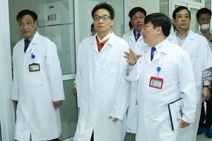 政府副總理武德膽檢查醫院的疫情防控工作。（圖源：越通社）