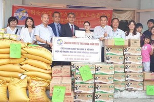 同奈台灣商會到各單位贈送禮物。