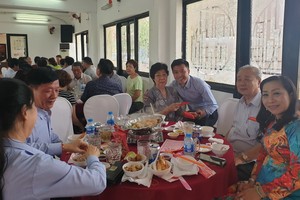  第五郡文化中心主任郭忠孝(右三) 向劉金華主席與各會館代表、藝人拜年。