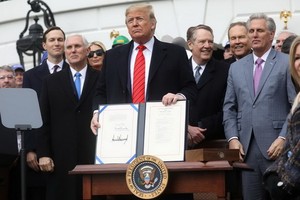 美國總統特朗普當地時間29日在白宮簽署“美國-墨西哥-加拿大協定”。（圖源：路透社）