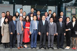 黨中央書記、越南祖國陣線中央委員會主席陳清敏（前右五）與越南金銀珠寶美藝協會成員合影留念。（圖源：香葉）