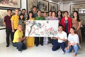 學生們合繪畫後與老師張漢明合影。