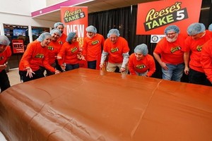 重量約2696公斤的果仁朱古力棒。（圖源：互聯網）