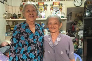 曾女和梁金英（左）革命老前輩姐妹情深。