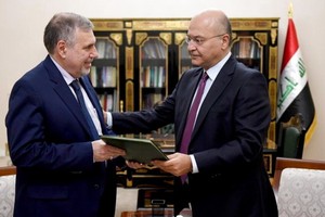 伊拉克總統薩利赫（右）任命阿拉維為新總理。（圖源：AP）