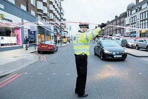 警察在事發現場附近警戒。（圖源：AFP）