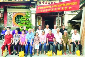 孤寡長者獲贈禮物時合影。