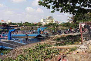 多年來，第十二郡與舊邑郡的民眾仍須乘搭安富東渡船過河。