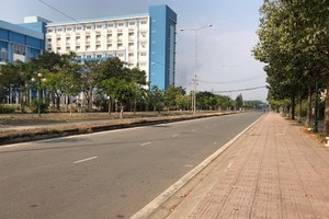 守德郡大學村街上一片寂靜無人。（圖源：黎清）