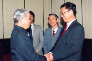 1995年1月21日時任越南共產黨中央總書記杜梅會見作者。