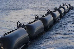 為應對土耳其湧入的大批移民和難民，希臘當局計劃在地中海沿兩國海岸線興建海上浮動屏障。（示意圖源：互聯網）