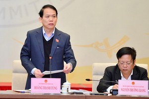 國會法律委員會主任黃清松（左）在會上發言。（圖源：戰勝）