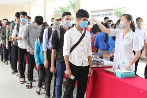 永隆技術師範大學採用額溫槍給該校大學生測量體溫。（圖源：蘭英）