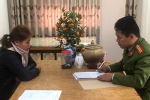 調查員向被拘留的胡氏翠錄取供詞。（圖源：H.Hồ）