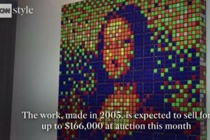 法國街頭藝術家“Invader”用330個魔方組成了如馬賽克圖案般的“蒙娜麗莎”。（圖源：CNN視頻截圖）