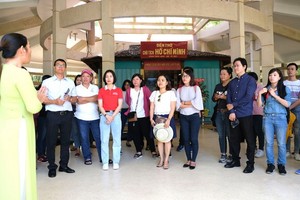 市幹部學院的政治中級班到茶榮省的胡志明主席紀念祠晉謁。