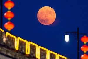 2020年的元宵月則迎來“十五月亮十六圓”，最圓時刻出現在中國時間9日15時33分。（示意圖源：互聯網）