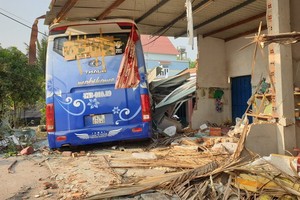 客車與卡車碰撞後衝進民房事故現場。（圖源：CTV）