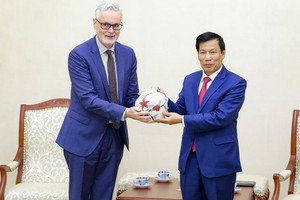 文體與旅遊部長阮玉善（右）向德國駐越南特命全權大使吉多‧希爾德納贈送紀念品。（圖源：明慶）