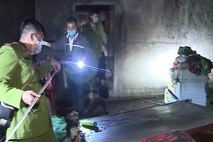 警方在火勢熄滅後的現場進行調查起火原因。