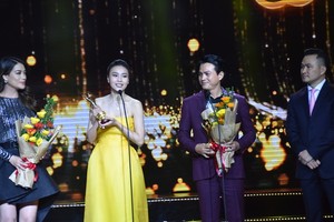 高明達（右二）奪得自己演藝事業上的第一個獎項2019年《黃梅獎》。