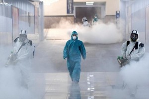 新冠肺炎疫情中武漢長沙的消毒工作。（圖源：路透社）