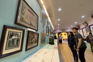 華人青年觀看懷舊物品展。