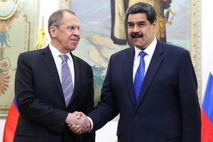 2月7日，在委內瑞拉首都加拉加斯，俄羅斯外長拉夫羅夫（左）與委總統馬杜羅會晤。（圖源：新華社）