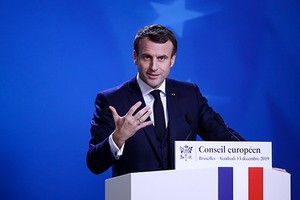 圖為2019年馬克龍在歐盟冬季峰會結束後出席新聞發佈會。（圖源：新華社）