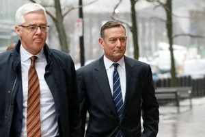 太平洋投資管理公司前任首席執行官道格‧霍奇（右）。（圖源：互聯網）