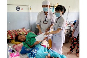 范玉石醫院社會工作科代表向窮困病人贈送輔助金。