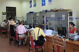 民眾辦理有關醫保、社保事項。