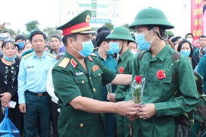 黎瞻上將向新兵贈花慰勞。（圖源：玉福）