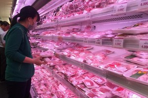 消費者在超市購買豬肉。