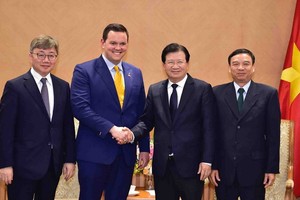 政府副總理鄭廷勇（右二）接見美韓投資商。（圖源：VGP）